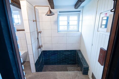 Badezimmer mit Dusche und Sauna